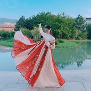 抖音生活排行榜第2名张天琪,新榜指数946.3000,新增作品数1,分享数3.43w,评论数1.26w,点赞数24.72w,新增粉丝数3.88w,累计粉丝数1033.42w