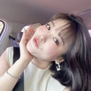 抖音生活排行榜第28名周口卖门小琪,新榜指数875.3000,新增作品数3,分享数2756,评论数5771,点赞数8.7w,新增粉丝数1.16w,累计粉丝数308.2w