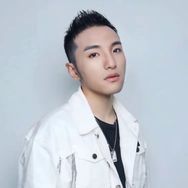 抖音音乐排行榜第4名田一名爱唱歌,新榜指数892.2000,新增作品数1,分享数1.75w,评论数3239,点赞数3.65w,新增粉丝数3712,累计粉丝数815.49w