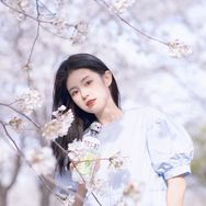 抖音美妆排行榜第24名chilly香菜,新榜指数854.0000,新增作品数2,分享数1.74w,评论数1520,点赞数9.72w,新增粉丝数4.84w,累计粉丝数492.41w