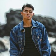 抖音三农排行榜第12名肖青天,新榜指数853.5000,新增作品数4,分享数6.4w,评论数7602,点赞数21.9w,新增粉丝数3.43w,累计粉丝数196.1w