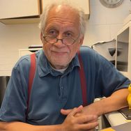 摄影系退休老教师Adrian