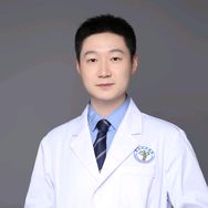 抖音医疗健康排行榜第26名郑博隆医生,新榜指数796.8000,新增作品数1,分享数767,评论数343,点赞数5937,新增粉丝数1671,累计粉丝数549.7w