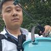 捣鼓鱼缸的睡衣小伙