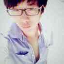 不语独愁枕画屏