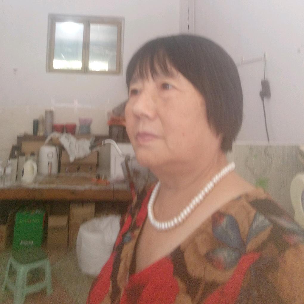 三个孙女的奶奶