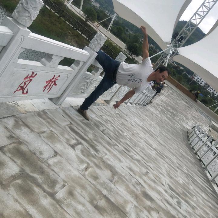 空手出门抱财归家 吴