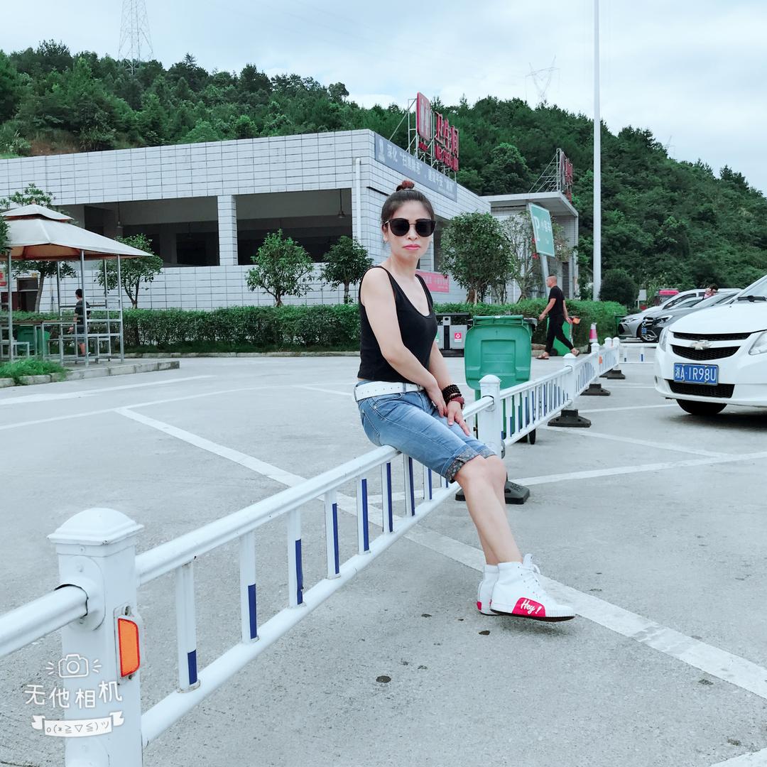 阿香在布吉买黑白衣服