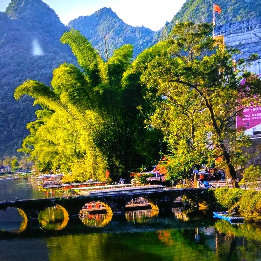天高地也厚山高水长流。