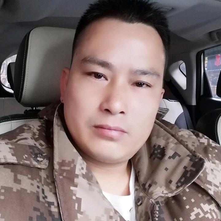 吸着烟徘徊街头