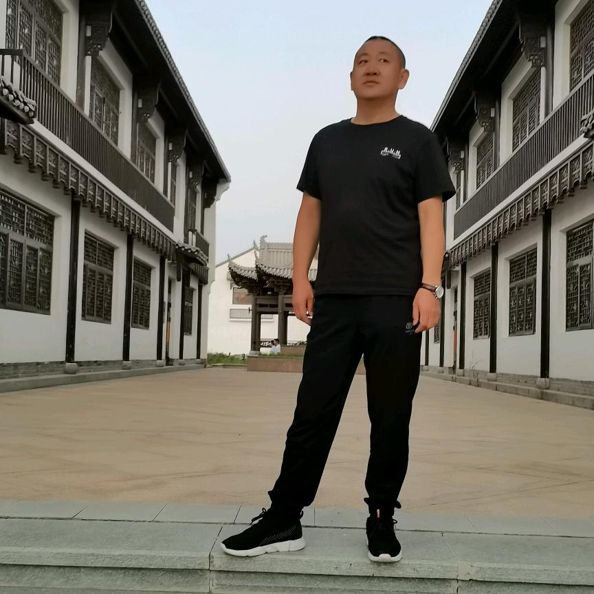 一身憔悴在风中！