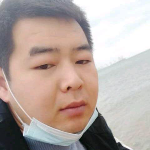 用微笑掩饰悲伤