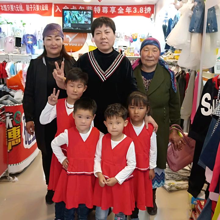 青河县大耳朵图图童装店