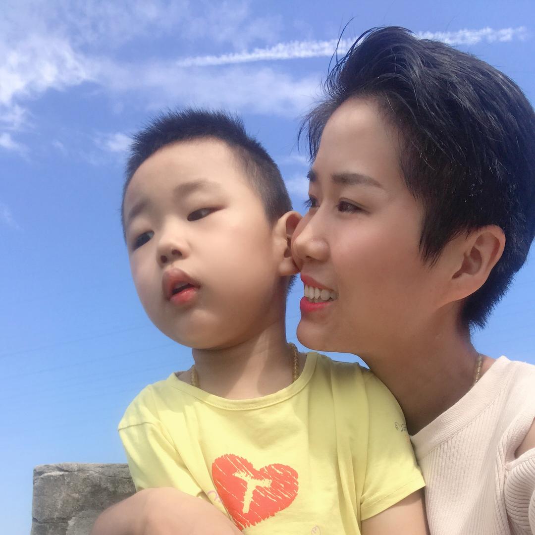 特殊宝宝康复过程记录背着孩子朝拜普陀山
