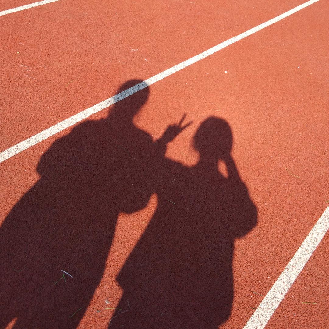 葡萄树下的小妖精