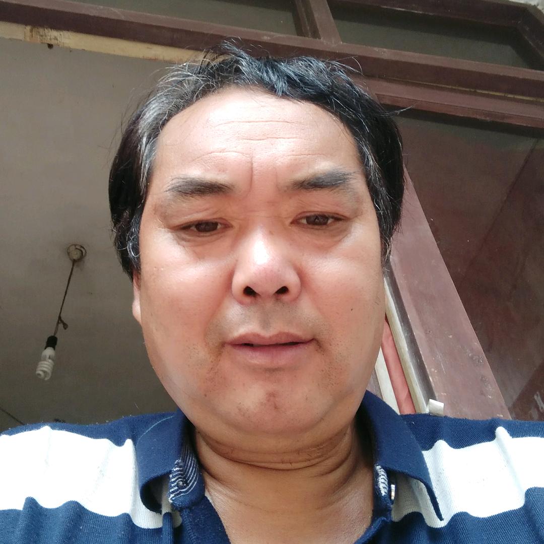 四川人。郭