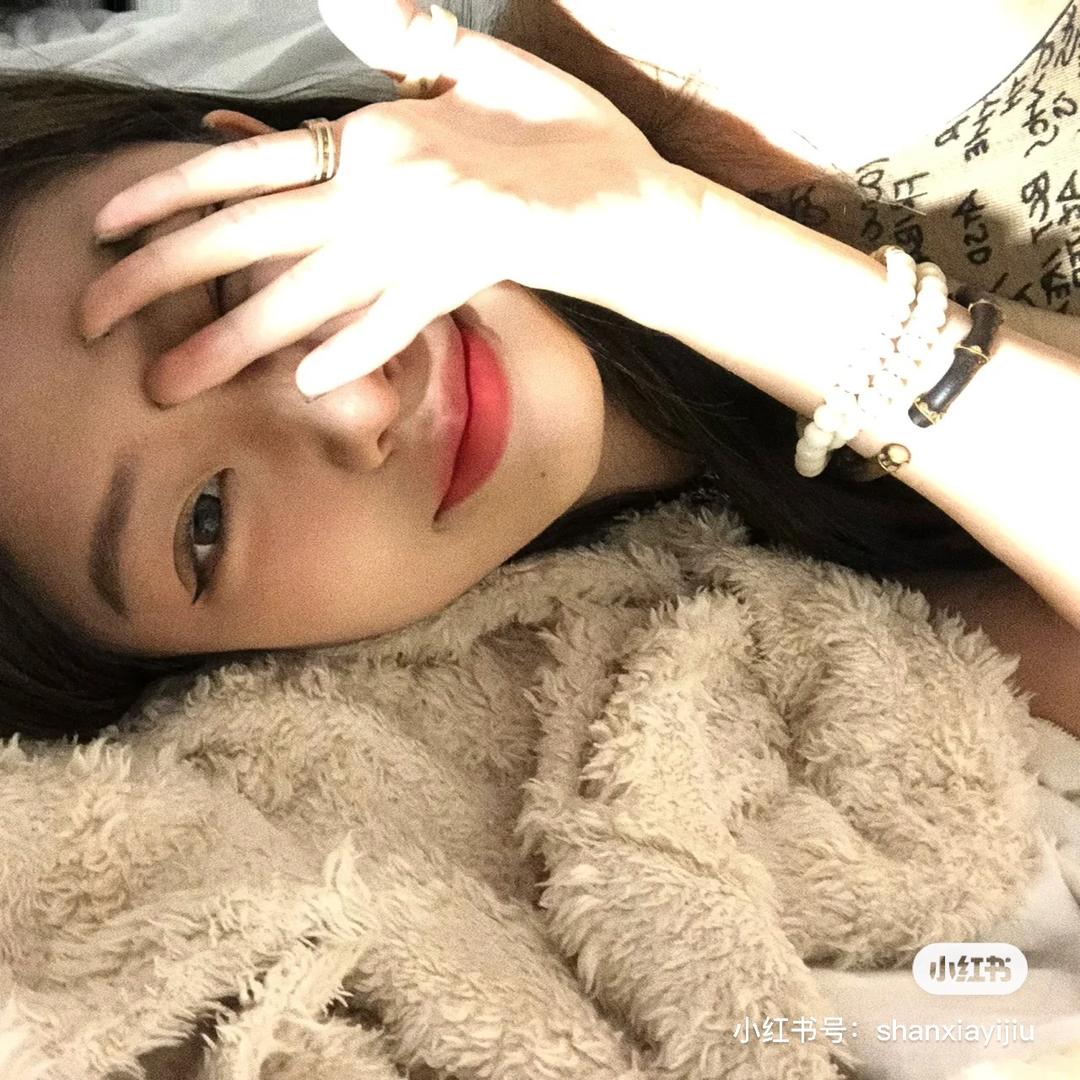 20岁高贵美女