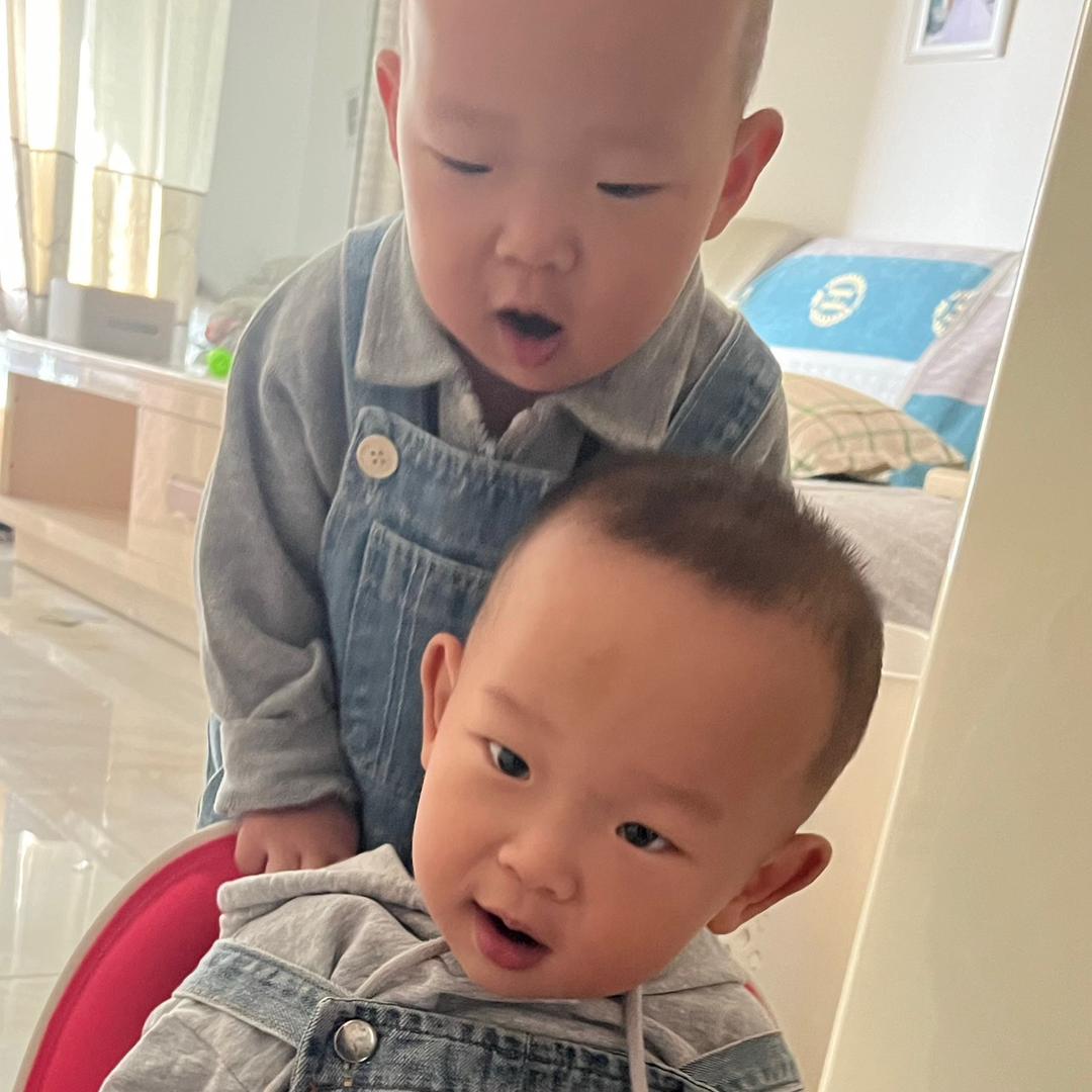 双胞胎男宝的麻麻
