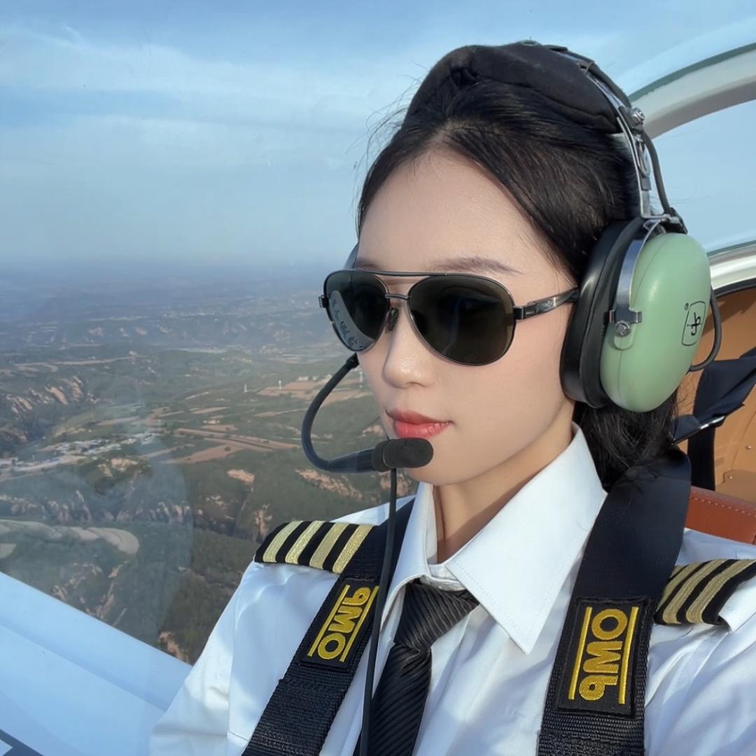 飞行员莹莹