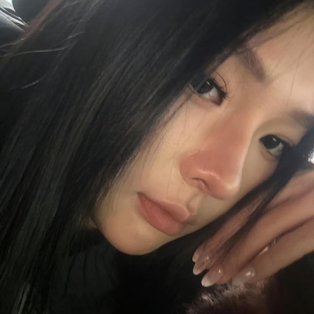 只会比耶.