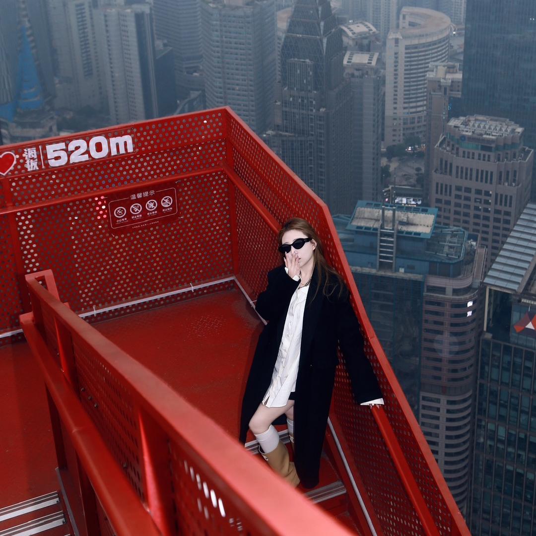 莹莹（孙明亮和周二胖）