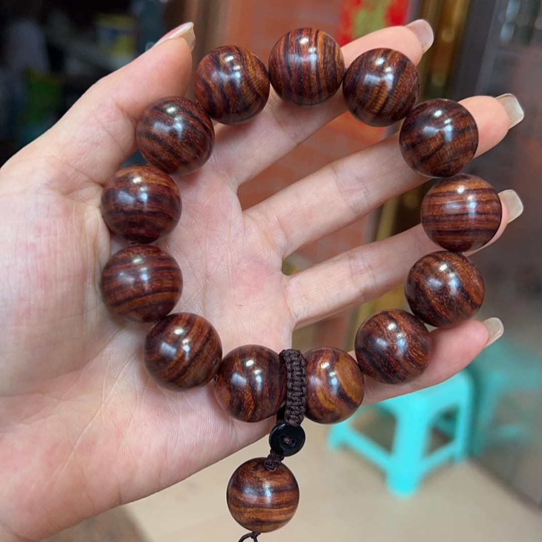 大学生海黄加工木串