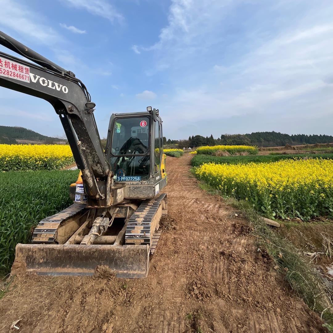 开挖机的小朋哥