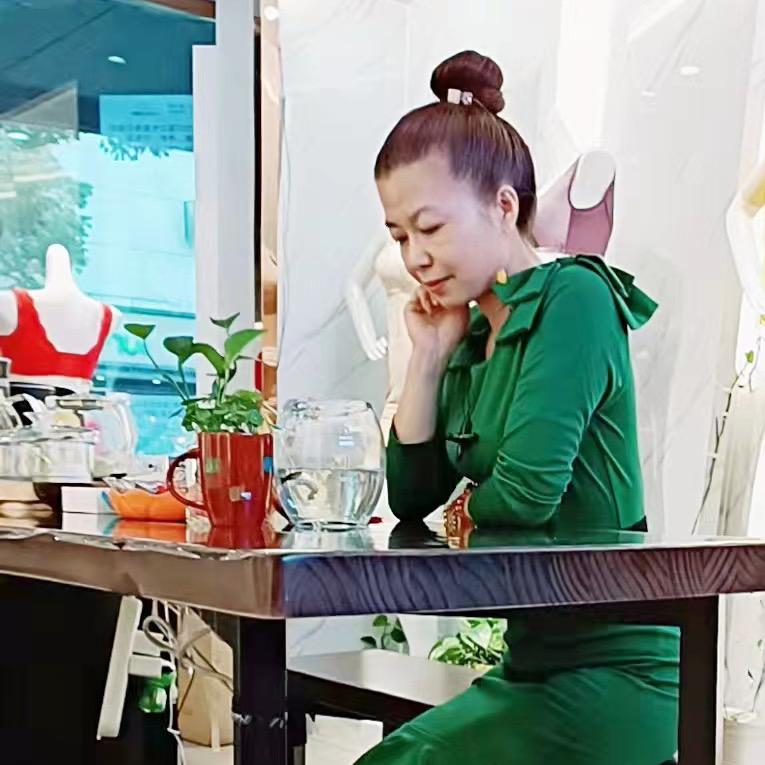 昆山市锦溪镇傲琏服饰店