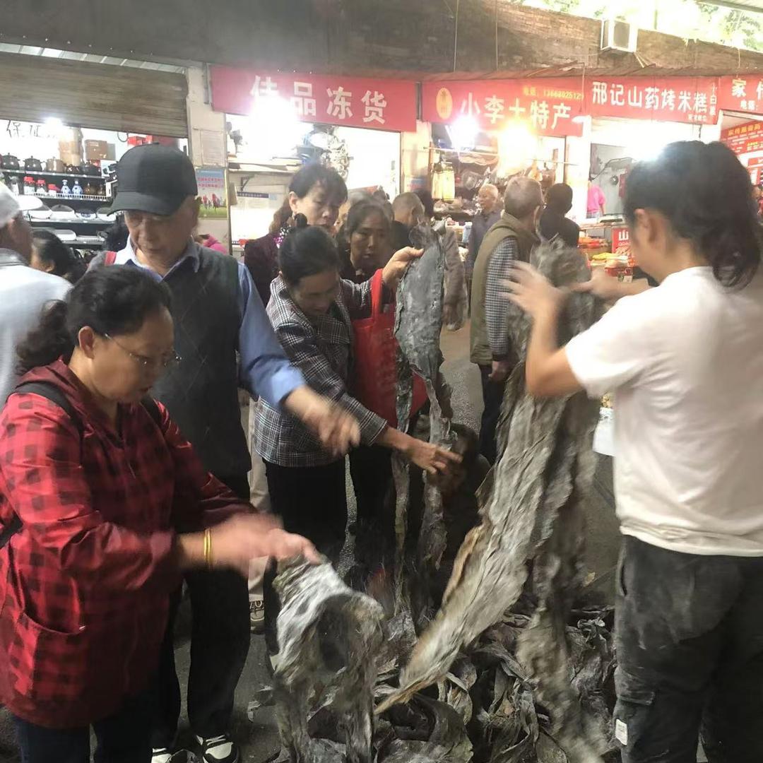 摆地摊的吴大妈（免费收徒）