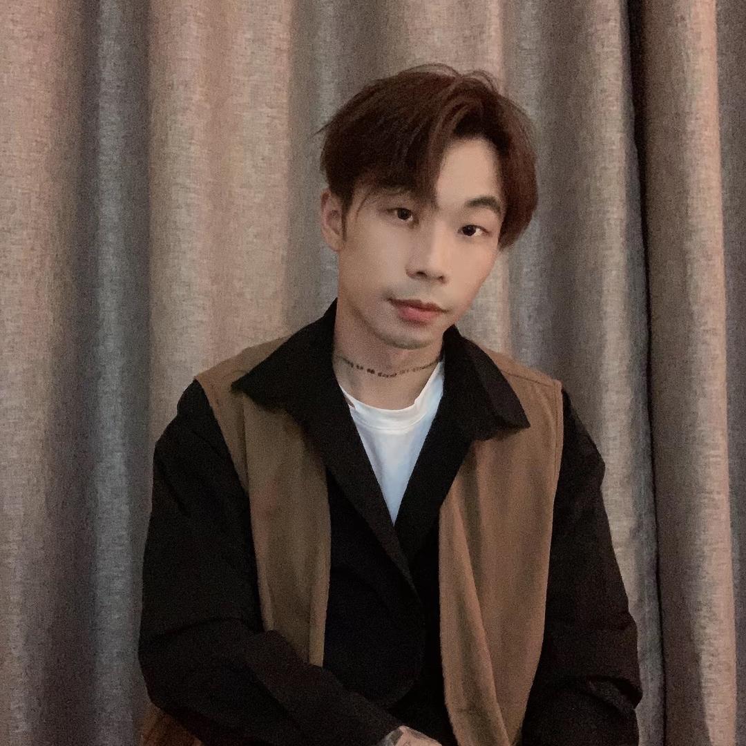 不务正业的托尼—晨曦💇