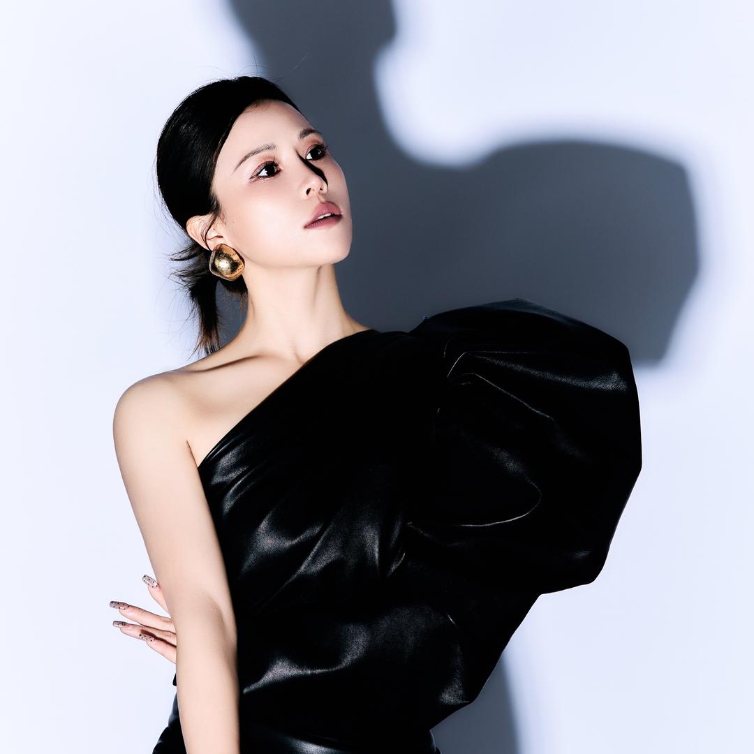 liya 丁芳