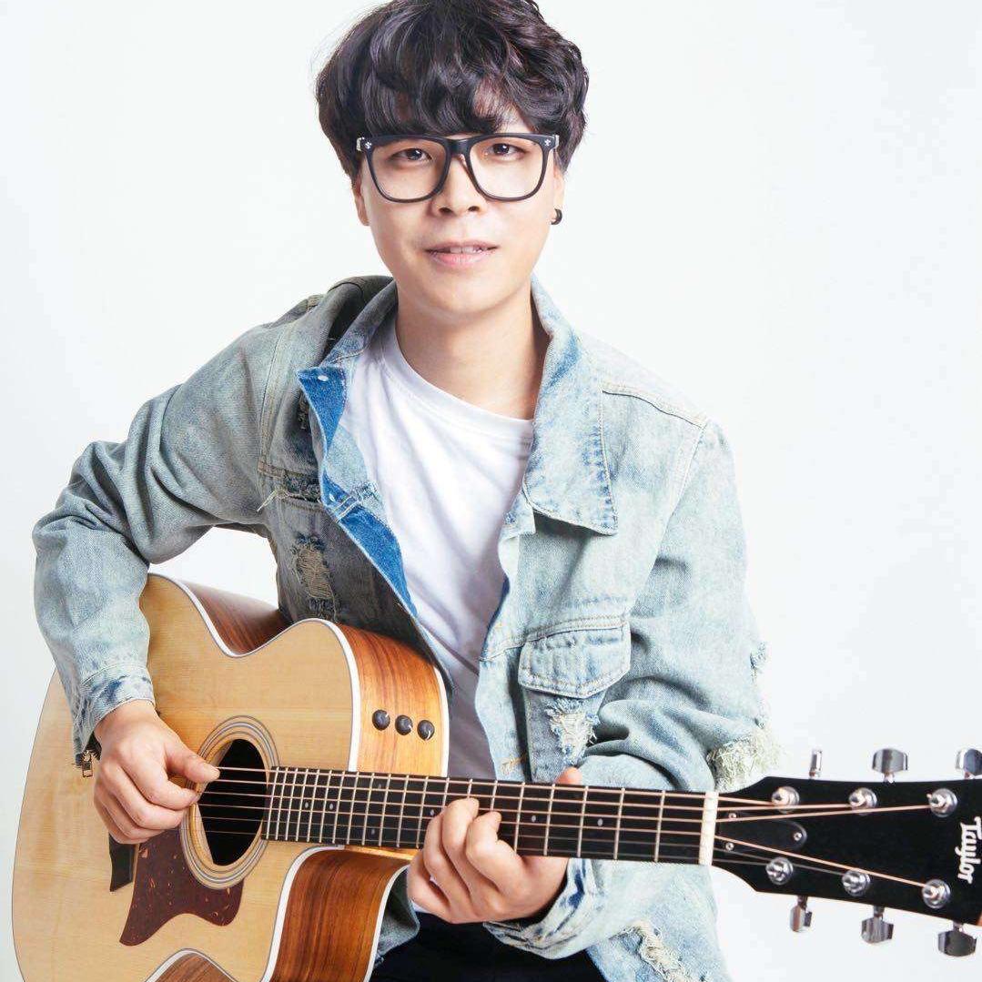 弹吉他的李百威