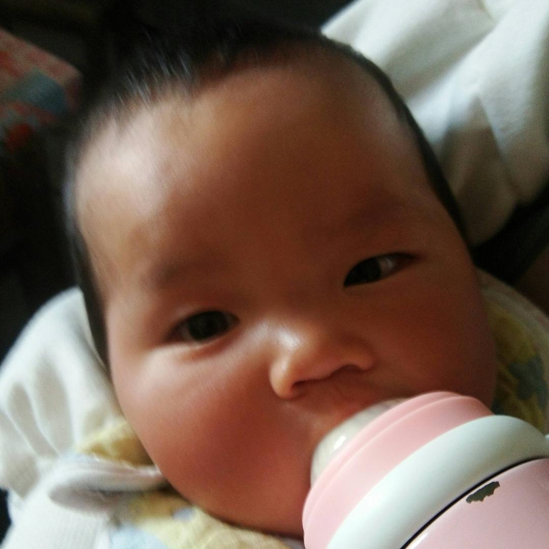 喝奶的娃娃。