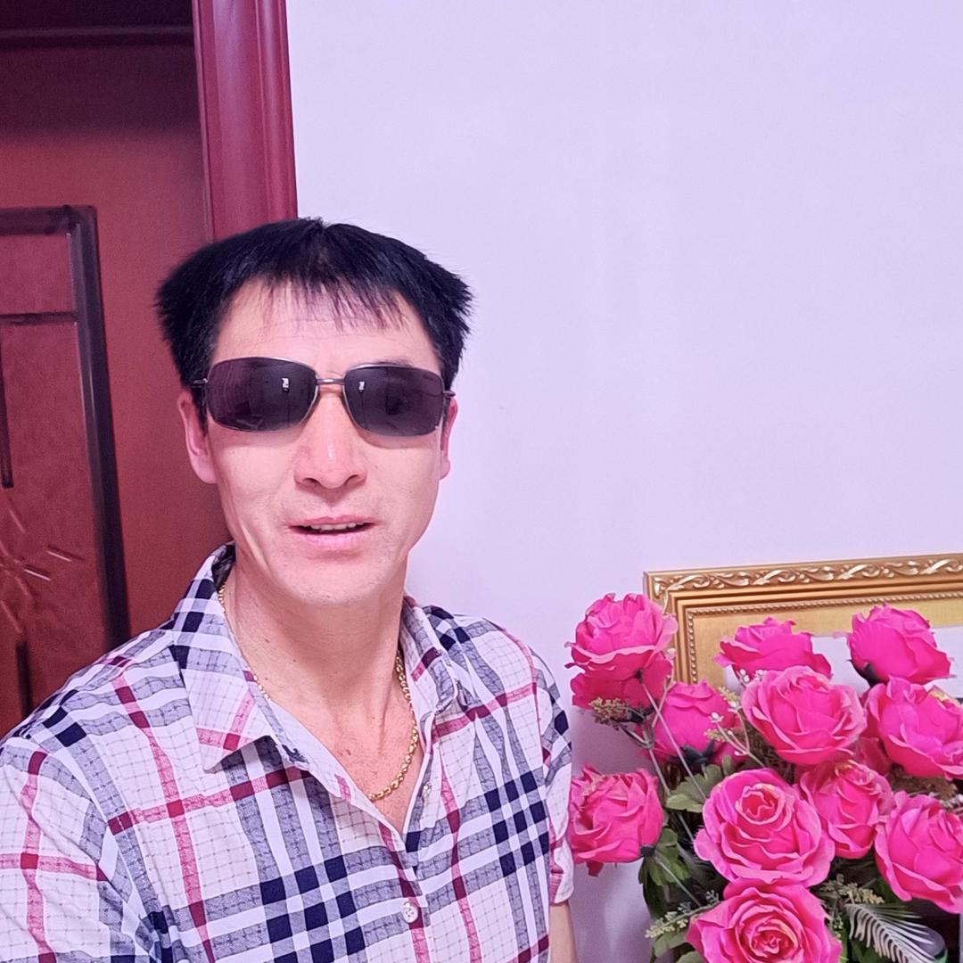 一个山沟旁的小伙