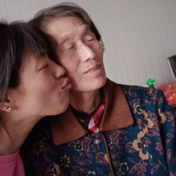 单身女人带养母出嫁。