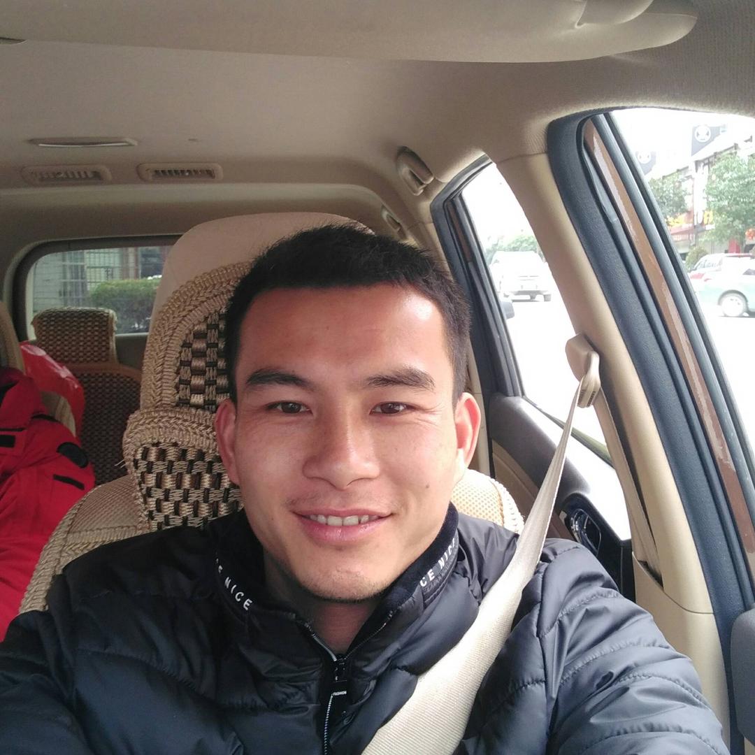 阿俊在贴砖