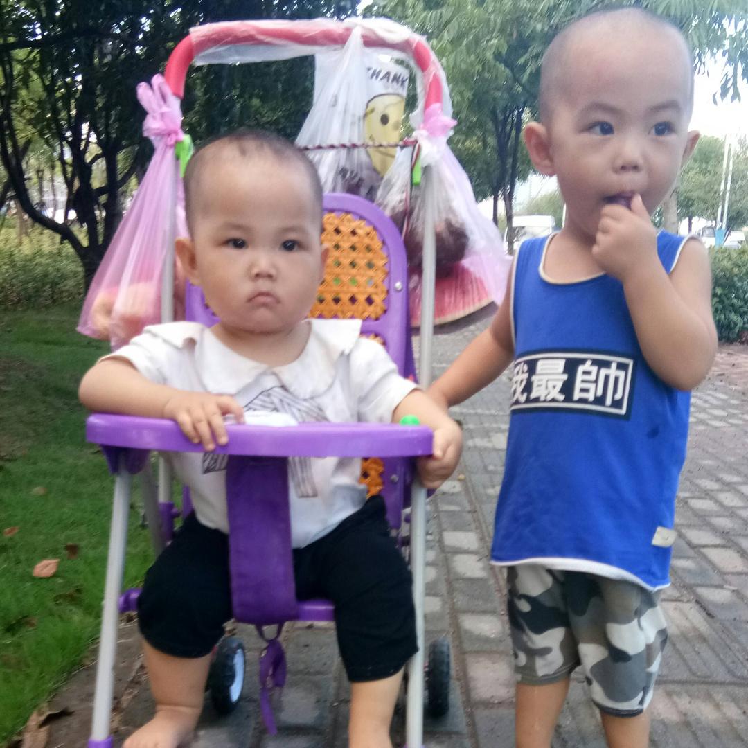 两个小孩的