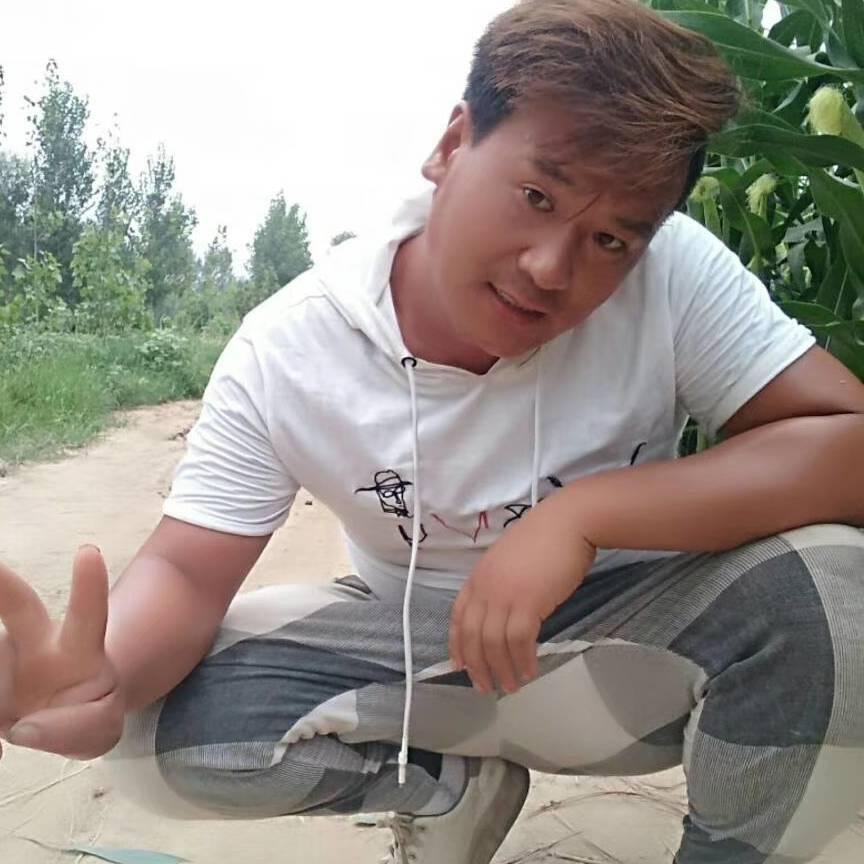 摆地摊的，小伙子，