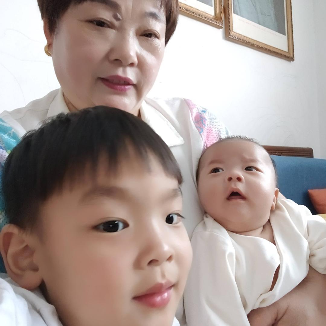 两个孙子的奶奶