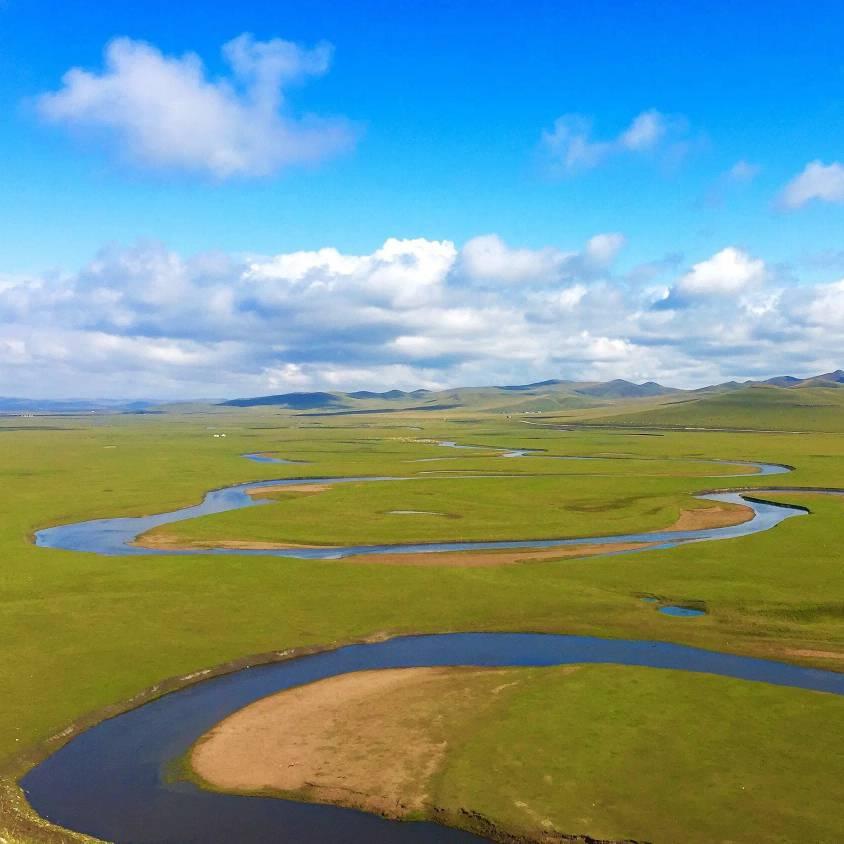 蓝天白云美丽的河水