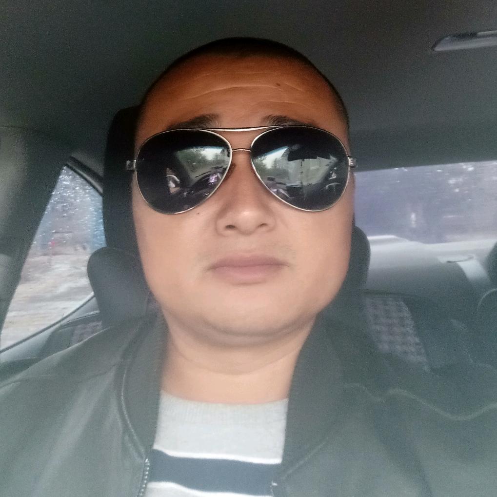 岳晓扁，大小挖机岀租