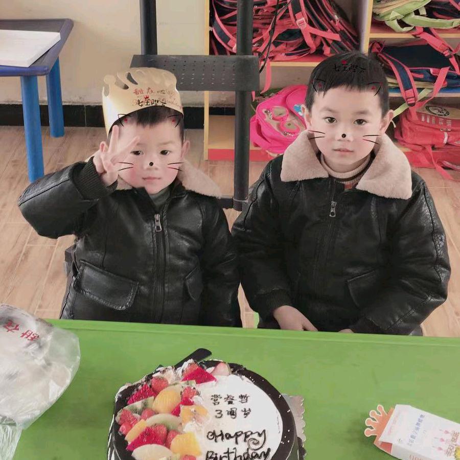 二姐鲜肉馄饨、炸串卷馍，砂锅米线…