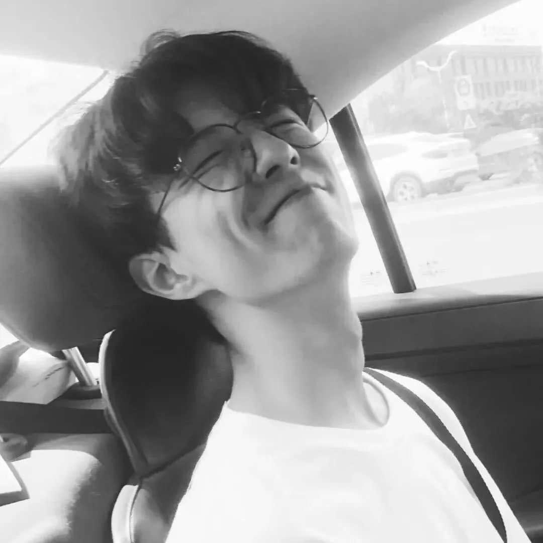 见到美，是要行礼的。