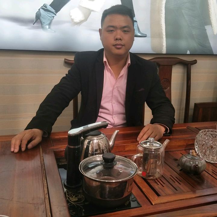 画确服饰创始人。詹胜利