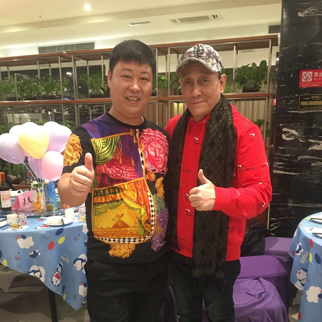 俩孩爸爸很开心