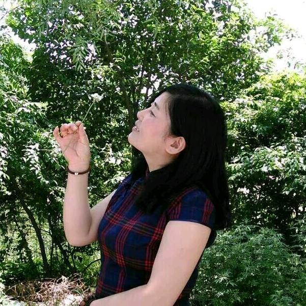 穿着旗袍做蛋糕