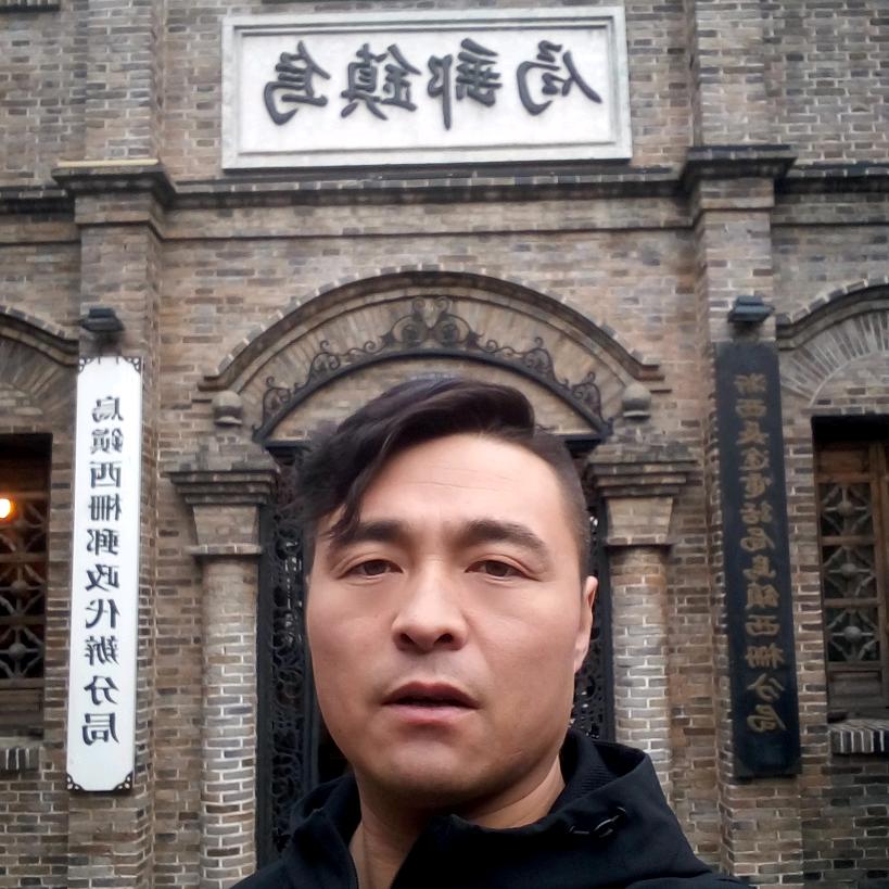 奔跑在路上的金哥哥