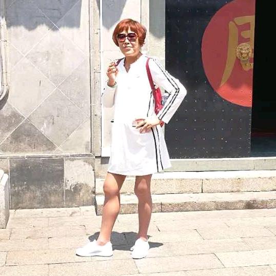 瑛子开心和大家在一起