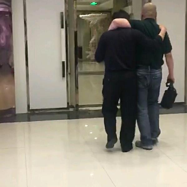 看热闹的，不怕事大。