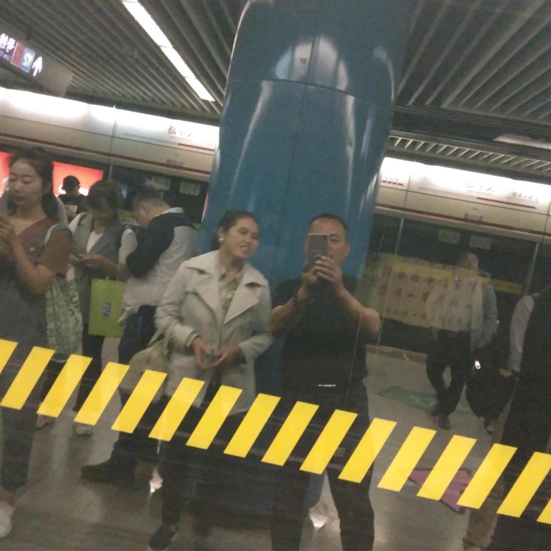 宝应人骆殿宝，（渔民改行了）